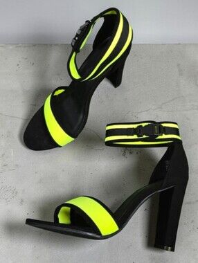 Hot Tomato Fever Bright Neon Green Strappy Ankle Buckled Pumps Size 9.5 Wide